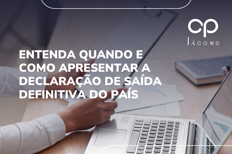 Especialistas em Direito Tributário Internacional ressaltam que a Declaração de Saída Definitiva do País (DSDP) é um dos procedimentos mais importantes para quem deixa o Brasil de forma permanente ou permanece no exterior por mais de 12 meses consecutivos. Essa declaração formaliza o encerramento da residência fiscal e garante que o contribuinte não seja mais tributado pela renda mundial, passando a ser considerado não residente perante a Receita Federal. Na prática, o processo ocorre em duas etapas: primeiro, o contribuinte deve realizar a Comunicação de Saída Definitiva do País, a partir da data da saída e até o último dia de fevereiro do ano-calendário seguinte; em seguida, deve apresentar a Declaração de Saída Definitiva, no mesmo prazo da declaração anual de imposto de renda. Cumprir corretamente essas obrigações evita bitributação sobre rendas obtidas no exterior, pendências no CPF e autuações fiscais por parte da Receita Federal. Por isso, compreender quando e como apresentar a DSDP é essencial para uma transição fiscal segura, sobretudo para quem passa a ter vínculos econômicos ou profissionais no exterior. Quando e como apresentar a Declaração de Saída Definitiva?
