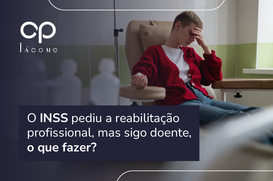Especialistas em Direito Previdenciário explicam que o encaminhamento do segurado para a reabilitação profissional não é uma decisão arbitrária do INSS, mas um procedimento previsto em lei para situações em que a perícia entende que ainda existe alguma possibilidade de retorno ao trabalho — mesmo que em outra função. O problema surge quando o segurado continua doente, sem condições clínicas de participar do programa, mas ainda assim recebe a determinação para iniciar a reabilitação. Nesses casos, é fundamental compreender os critérios utilizados pelo INSS: capacidade laboral residual, estabilidade do quadro clínico e possibilidade real de readaptação. Se o segurado permanece incapacitado, é possível contestar o encaminhamento mediante apresentação de novos laudos, pedido de revisão administrativa ou, quando necessário, intervenção judicial para suspender a obrigação ou restabelecer, caso suspenso. o benefício por incapacidade. Com orientação jurídica especializada, é possível reunir a documentação médica adequada, demonstrar a inviabilidade da reabilitação e garantir que a análise do INSS reflita de forma fiel a condição de saúde do trabalhador. No artigo a seguir, detalharemos como funciona o processo de reabilitação profissional, em quais situações o encaminhamento é indevido e quais medidas podem ser tomadas quando o segurado ainda não tem condições de participar do programa. O INSS pediu reabilitação mas sigo doente, o que fazer?