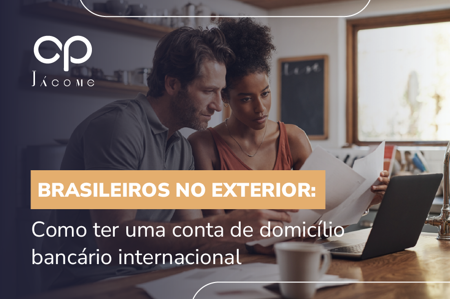 Especialistas em regulação bancária e tributação internacional ressaltam que a Conta de Domicílio no Exterior (CDE) não é apenas uma alternativa bancária, mas a estrutura financeira obrigatória para todo brasileiro que se torna não residente fiscal. Mais do que um ajuste cadastral, a CDE é o mecanismo formal que assegura que a situação fiscal, cambial e bancária do contribuinte esteja plenamente alinhada às normas da Receita Federal e do Banco Central. Ela registra oficialmente, no sistema financeiro nacional, que o titular vive no exterior e, por isso, deve ser tratado segundo regras específicas de tributação, movimentação de valores e investimento. evita riscos de inconsistências fiscais, exigências indevidas de IRPF, bloqueios bancários, problemas comuns entre brasileiros que se mudam para o exterior, mas continuam utilizando contas de residentes. Com orientação adequada, é possível regularizar a condição de não residente, abrir a CDE com segurança e garantir que toda a movimentação financeira no Brasil ocorra dentro dos parâmetros legais. No artigo a seguir, detalharemos quem deve abrir a CDE, como funciona o procedimento de abertura e em quais situações essa conta se torna indispensável para a gestão patrimonial de quem vive fora do país. Conta de domiciliado no exterior