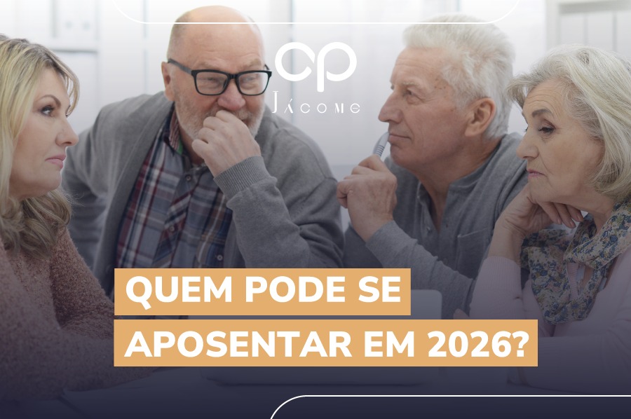 Especialistas em Direito Previdenciário explicam que, com a virada para 2026, entram em vigor novos incrementos das regras de transição criadas pela Reforma da Previdência. Esses ajustes anuais, como aumento de idade mínima ou da pontuação exigida, não são mudanças arbitrárias, mas mecanismos automáticos previstos em lei para manter o sistema equilibrado diante do envelhecimento populacional. Por isso, quem pretende se aposentar em 2026 precisa compreender que os requisitos serão mais altos do que os vigentes em 2025. O equívoco mais frequente é presumir que as regras são fixas ou que sempre haverá uma alternativa mais vantajosa no ano seguinte. Na prática, ocorre o contrário: cada virada de ano torna a aposentadoria gradualmente mais exigente, especialmente nas regras de idade mínima progressiva e de pontuação. Por isso, entender exatamente em qual regra o segurado se enquadra, e quais requisitos estarão vigentes em 2026, é fundamental para uma decisão estratégica. Assim, identificar quem pode se aposentar em 2026 não depende apenas do tempo de contribuição, mas da leitura precisa das transições e do momento exato em que cada requisito será cumprido. Avaliar essas variáveis com antecedência é essencial para evitar surpresas e garantir que a aposentadoria ocorra no melhor cenário possível. Quem pode se aposentar em 2026?