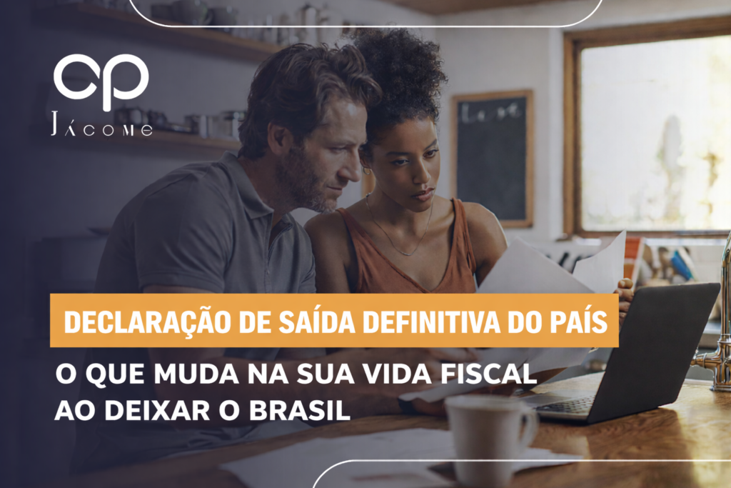 Especialistas em Direito Tributário Internacional esclarecem que a Declaração de Saída Definitiva do País representa uma das mudanças fiscais mais relevantes na vida de quem decide deixar o Brasil para morar no exterior. Ao formalizar a saída, o contribuinte deixa de ser tratado como residente fiscal e passa a ser tributado no Brasil apenas sobre rendimentos de fonte brasileira, encerrando a obrigação de declarar e pagar imposto sobre a renda mundial. Essa alteração impacta diretamente a forma de tributação de salários, investimentos, aplicações financeiras, bens e direitos mantidos no Brasil e no exterior. Quem não realiza esse procedimento continua sendo considerado residente pela Receita Federal, mesmo vivendo fora do país, o que pode gerar cobrança de imposto sobre rendimentos obtidos no exterior, multas, juros e até bloqueios cadastrais. Por isso, a declaração não é um mero detalhe burocrático, mas um ato estratégico de proteção patrimonial e fiscal. Além disso, o processo envolve etapas específicas, prazos próprios e reflexos que vão além do Imposto de Renda, alcançando contas bancárias, investimentos, operações cambiais e até planejamento sucessório. Assim como ocorre em outras áreas do Direito, não existe uma solução padronizada: cada contribuinte possui um histórico fiscal, patrimonial e profissional distinto, o que exige análise cuidadosa para evitar riscos futuros. Declaração de saída definitiva do país